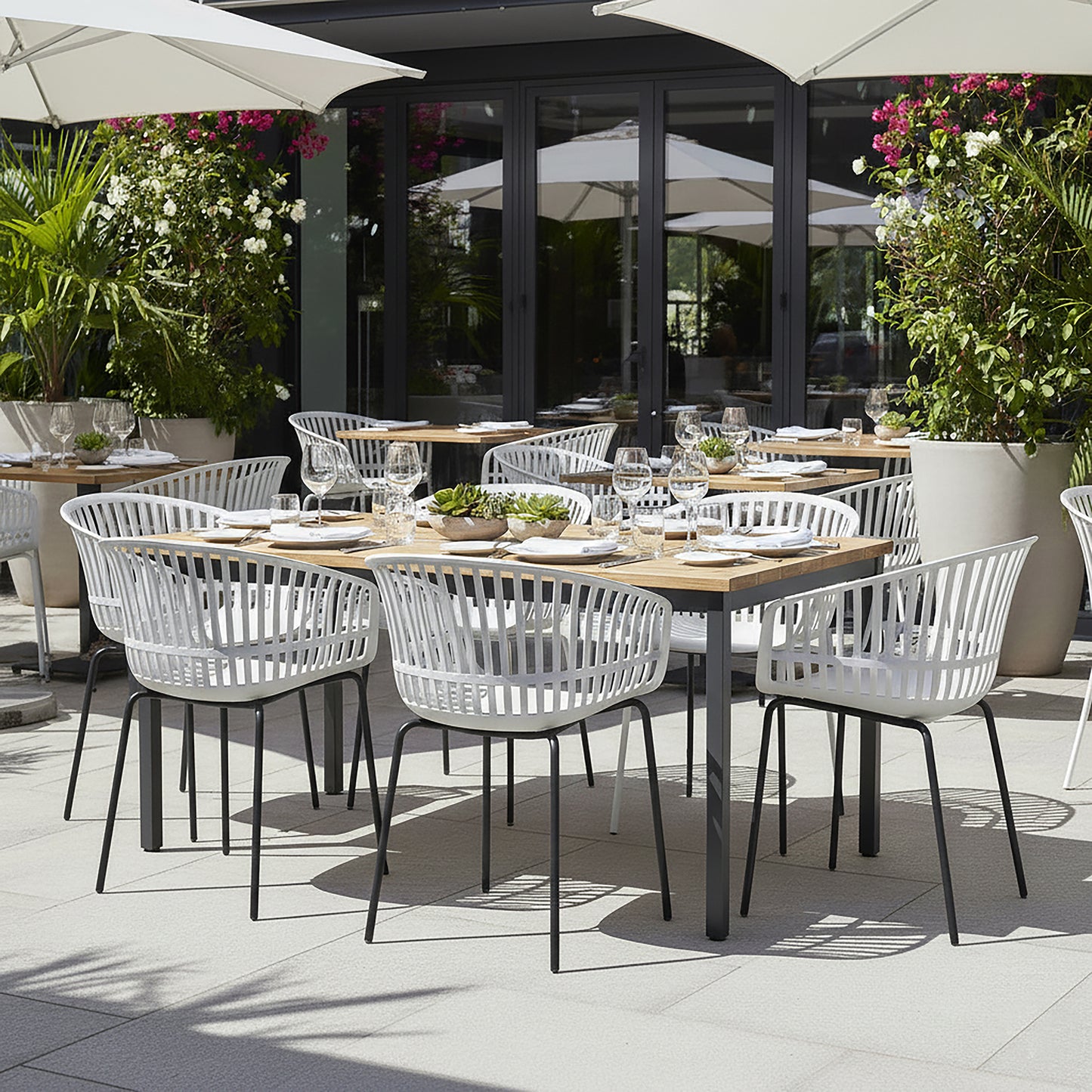 Set of 2 Barras White Plastic Dining Chair with Slatted Back and Black Iron Legs